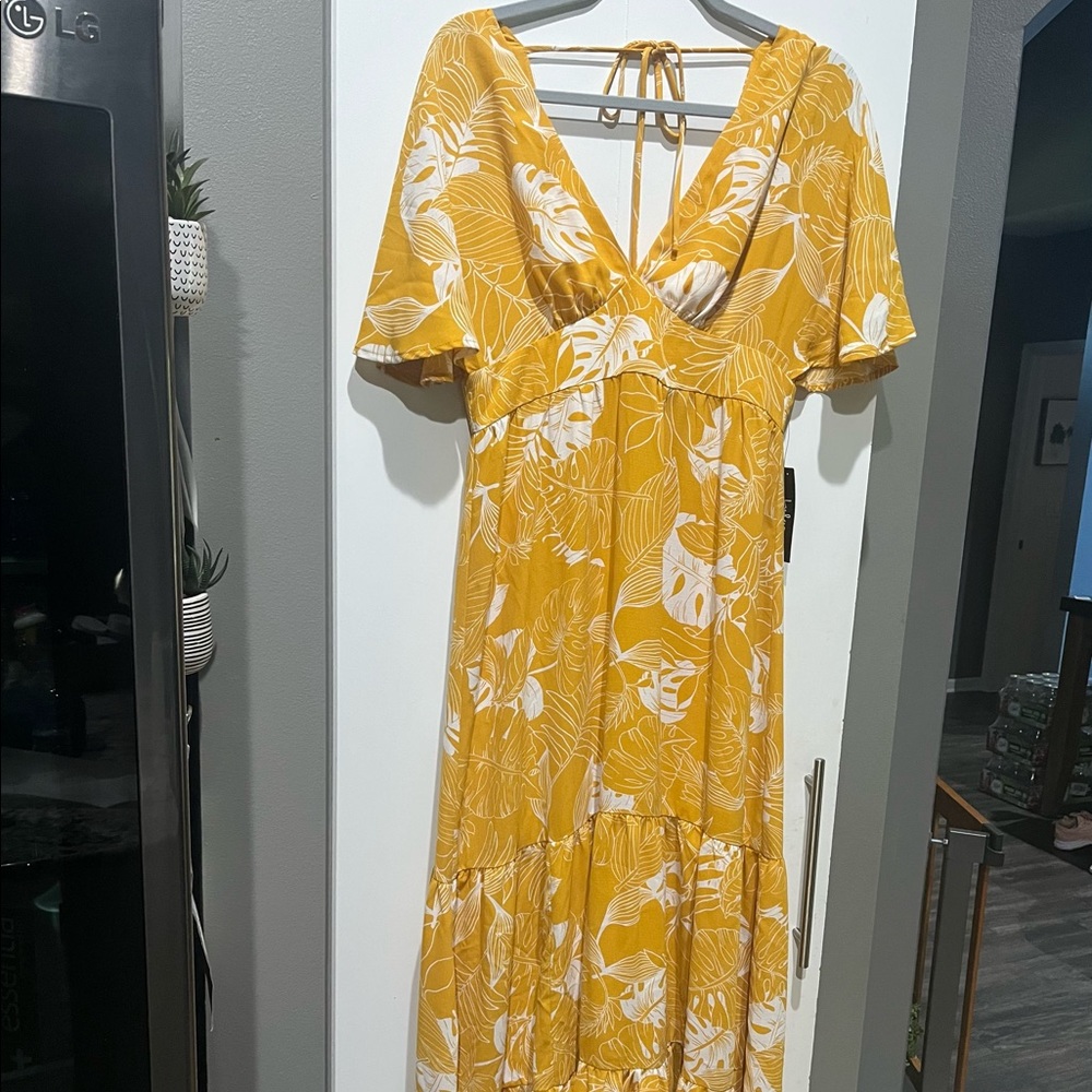 NWT Lulus yellow maxi dress. MEDIUM
